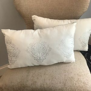 Lot of 2 pillows